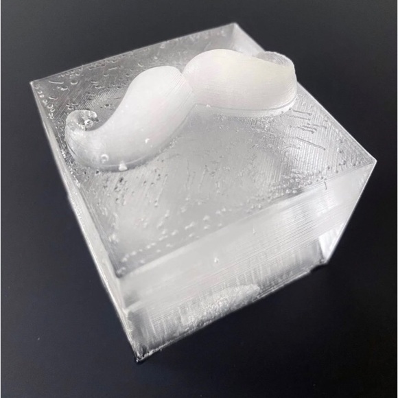 New Honest Ice silicone mustache ice cube mold / tray - Picture 4 of 13